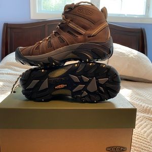 KEEN Womens Voyager mid hiking boot